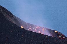 Stromboli 2009, lava on the crater rim