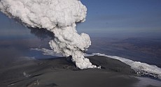 Eruption volcano Eyjafjalla 2010 by Thorsten Boeckel