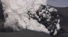 Eruption Vulkan Eyjafjalla 2010 by Thorsten Boeckel